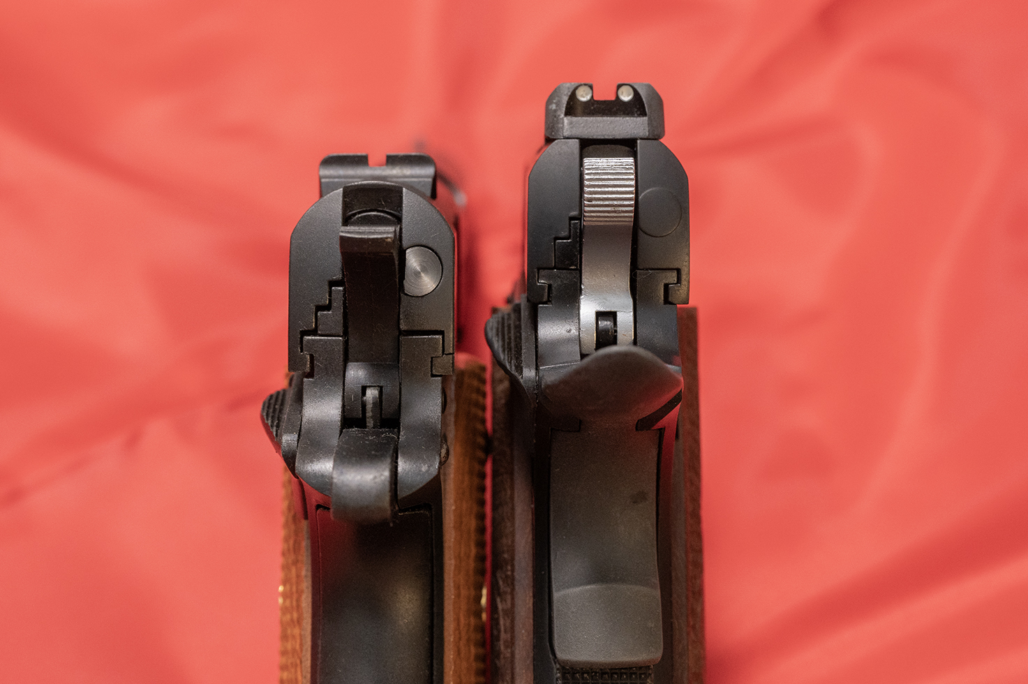 MGCのガバメント（左）とタニオコバのGM-7/7.5ガバメントの違いの例。エキストラクターハンマー右手の丸いパーツが別パーツになっているか、一体化になっているかなど差がある