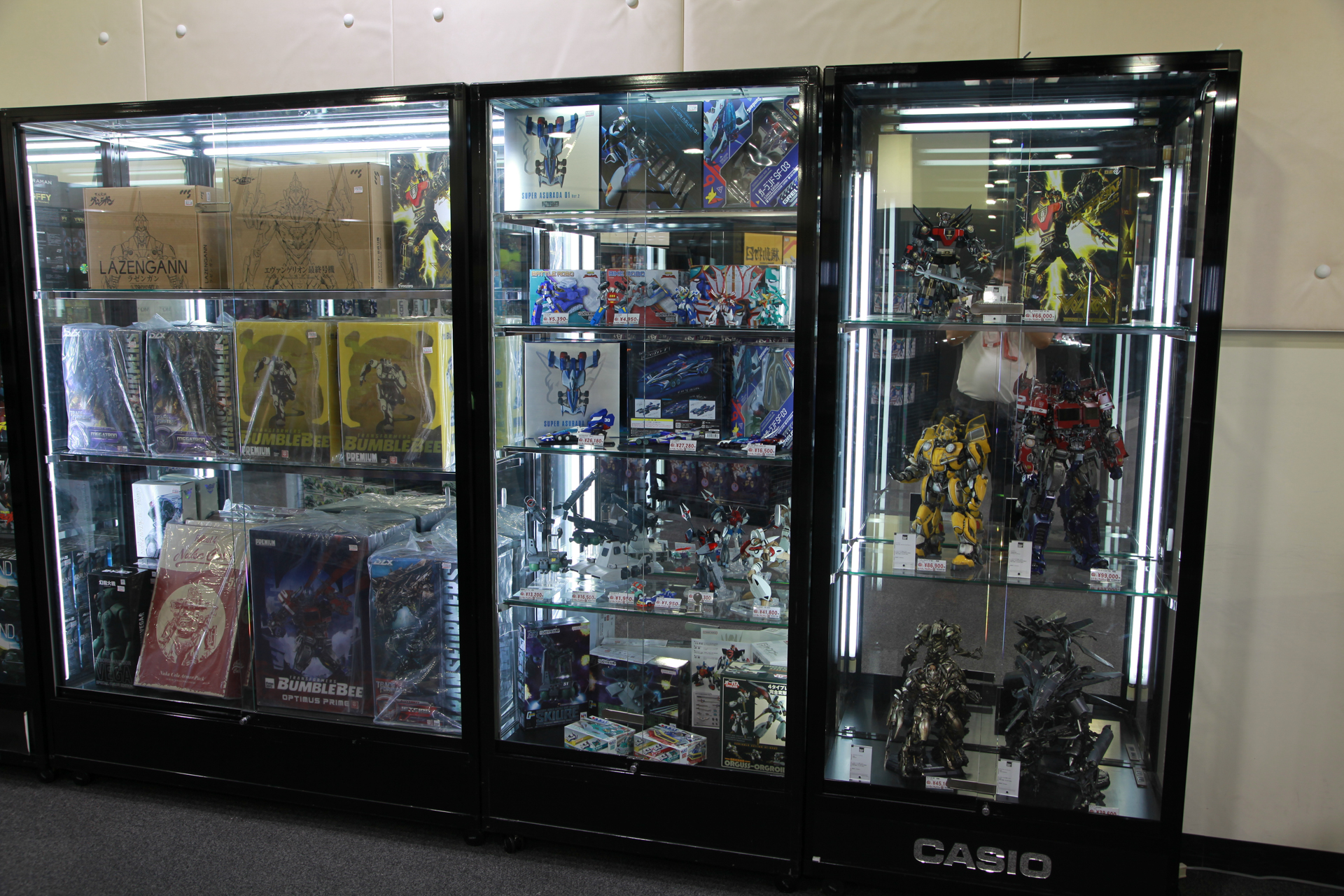 ガラスケースの中も商品がいっぱい