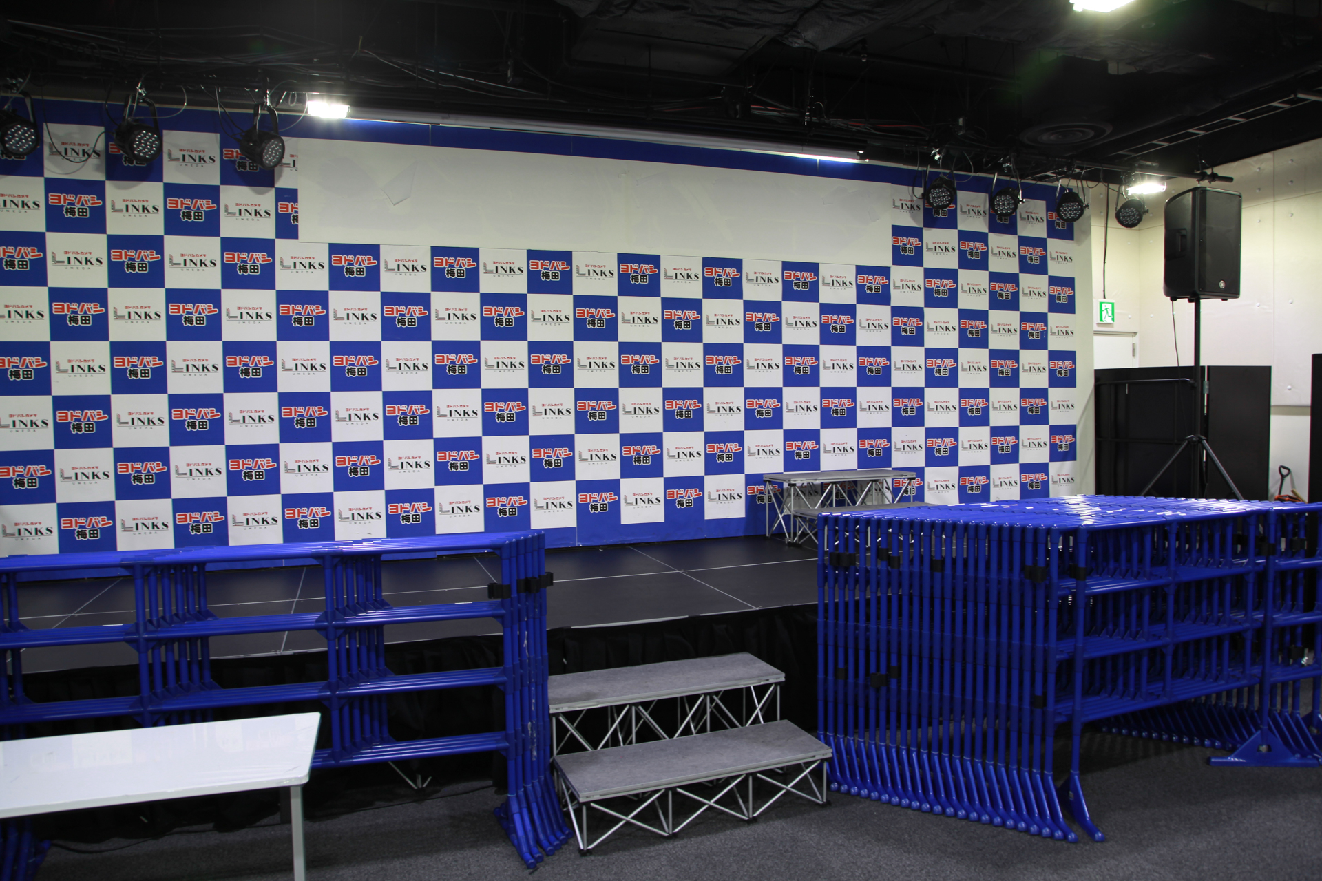 ヨドバシホール 展示エリアの左手にステージが設置。こちらでトークショーなどが開催