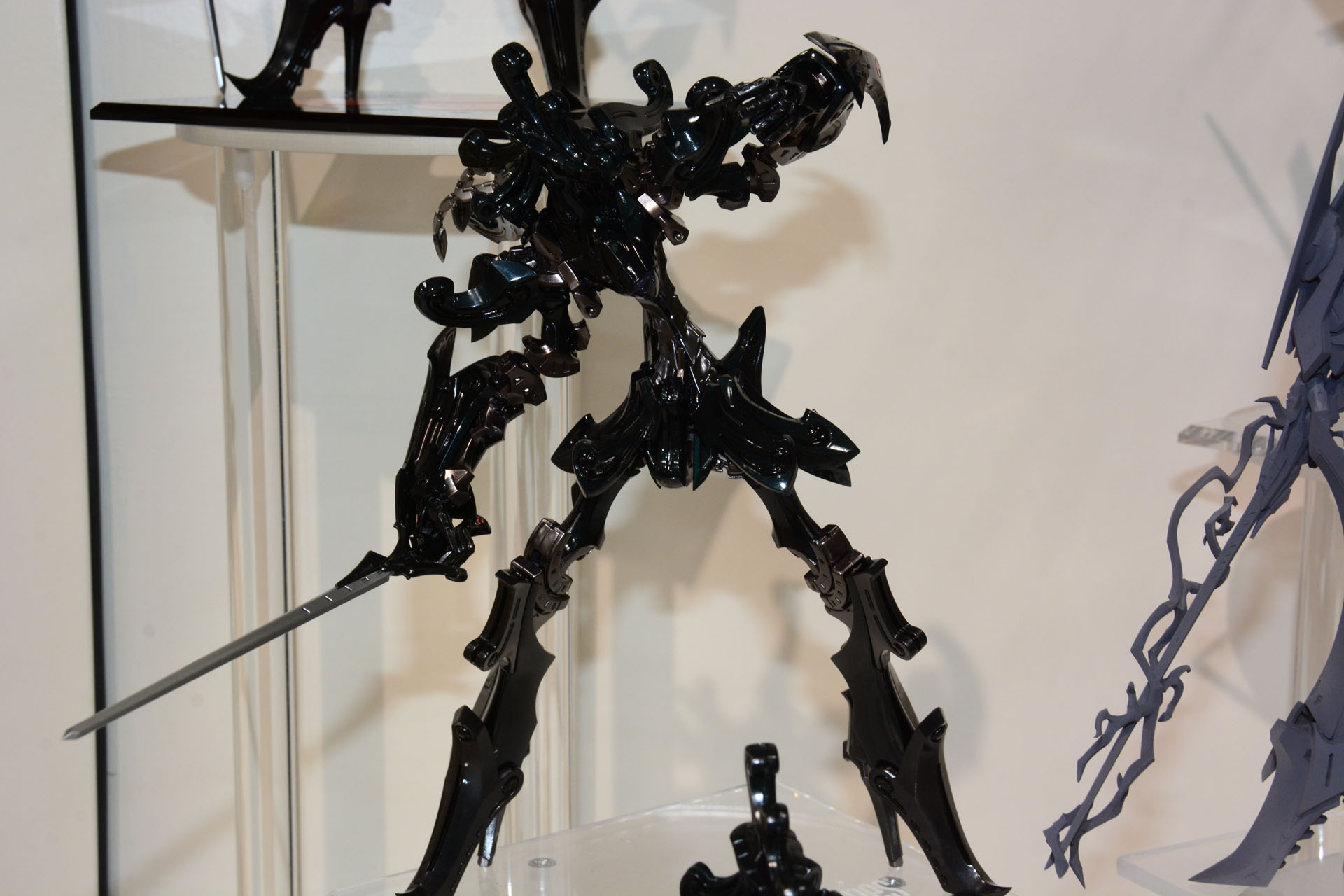 中央は塗装に加え"動き"の表現に特化、関節がどのように動いてるか確認できる