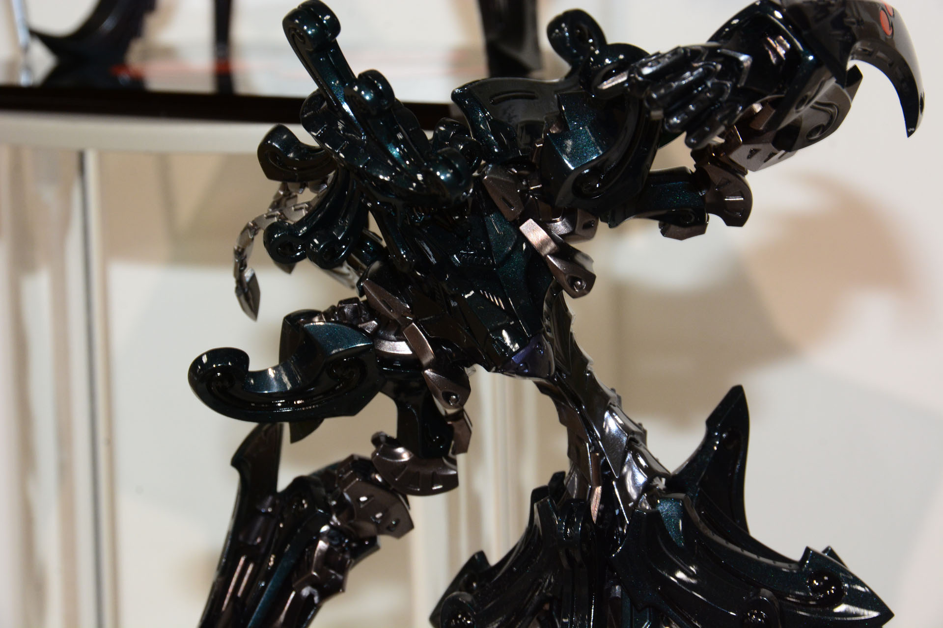 中央は塗装に加え"動き"の表現に特化、関節がどのように動いてるか確認できる