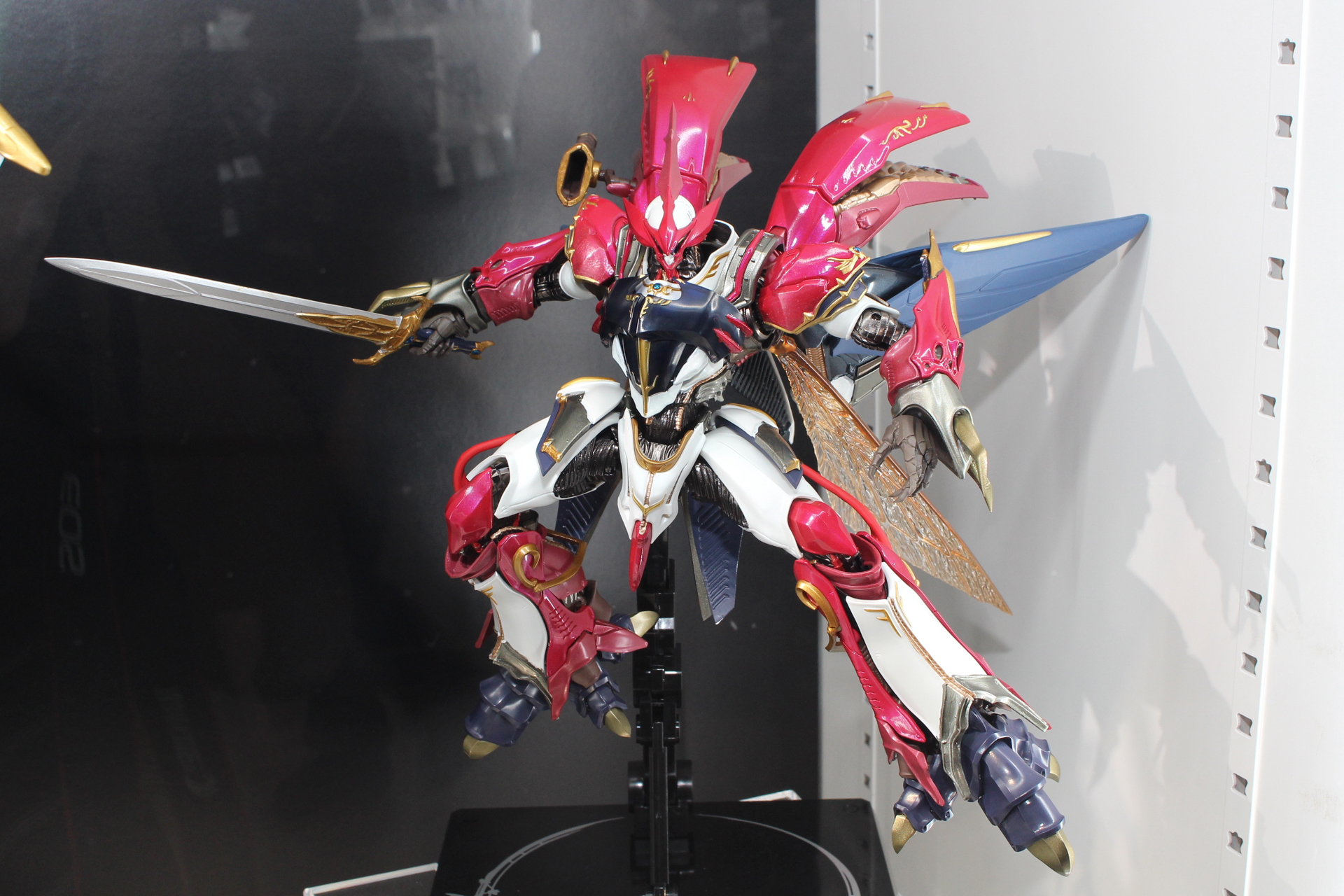 「METAL BUILD DRAGON SCALE ヴェルビン（ナの国近衛騎士団長仕様）」。12月発送予定。価格は35,200円。プレミアムバンダイ販売商品