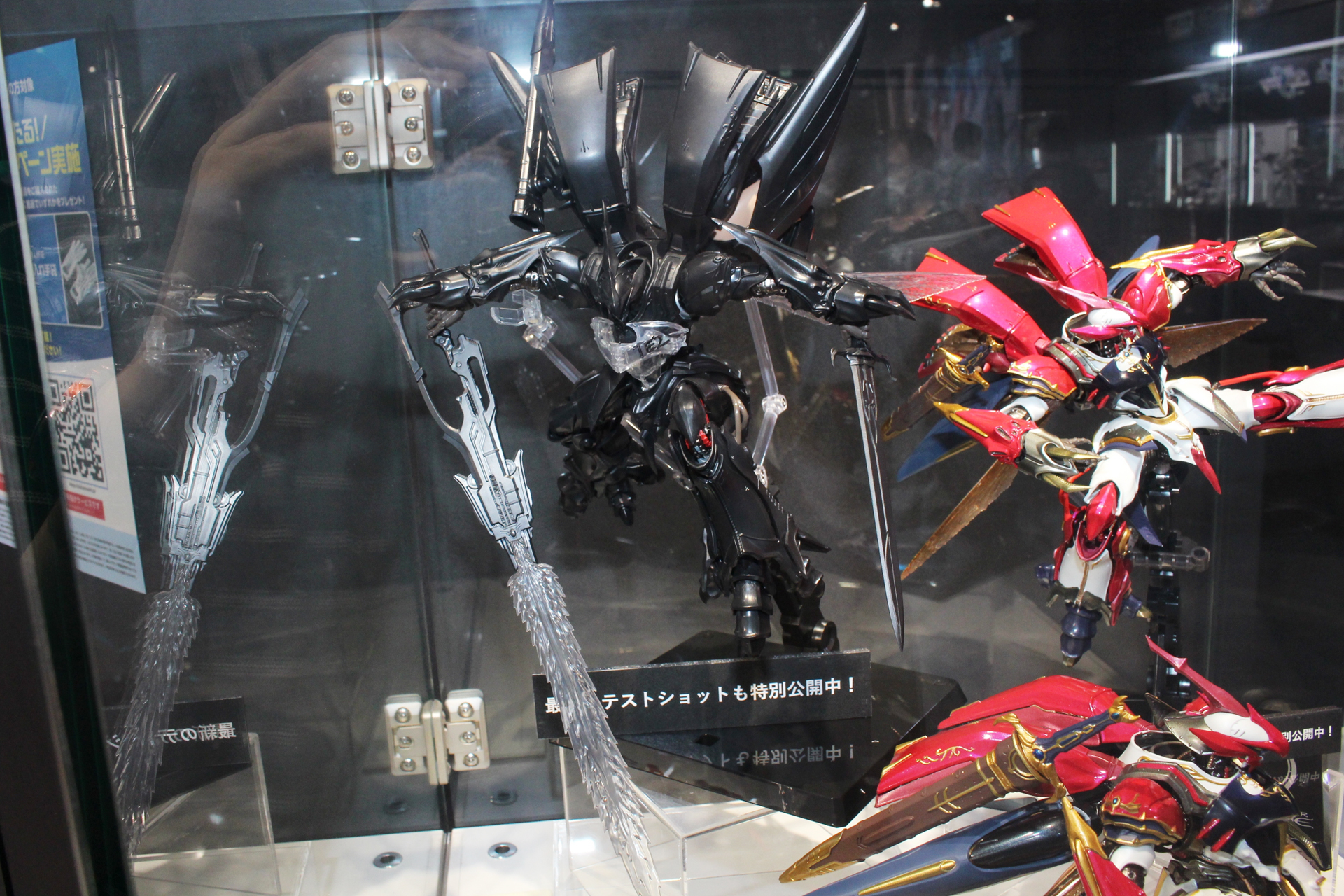 胸のハッチを開くことでコクピットが覗けるギミックがある