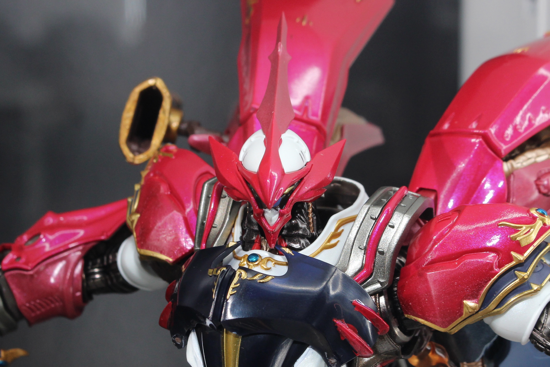 台座にはナの国近衛騎士団の象徴である白いドラウゲンをプリント