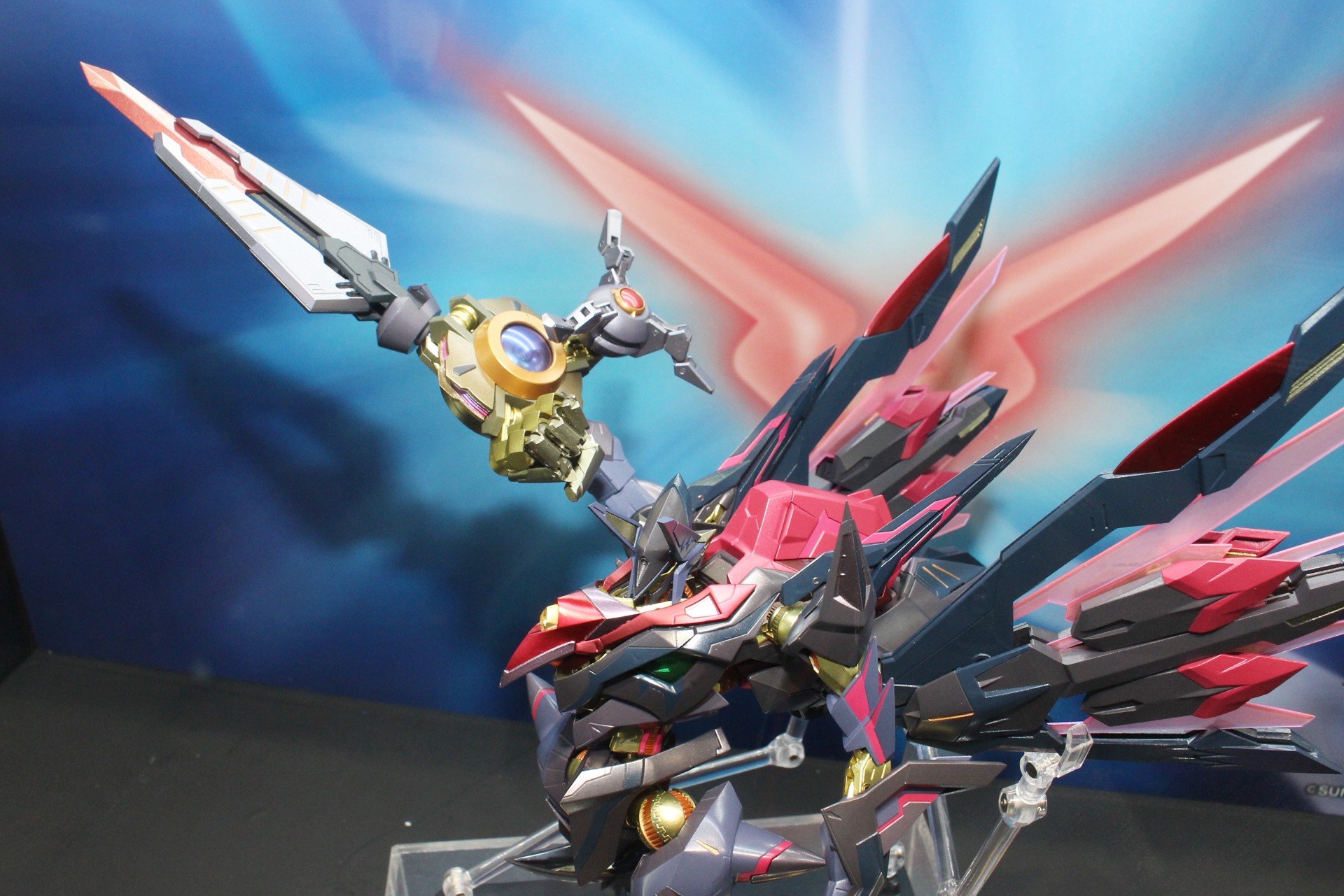 「トライアームズ」と呼ばれる3種の武装を備えた右腕