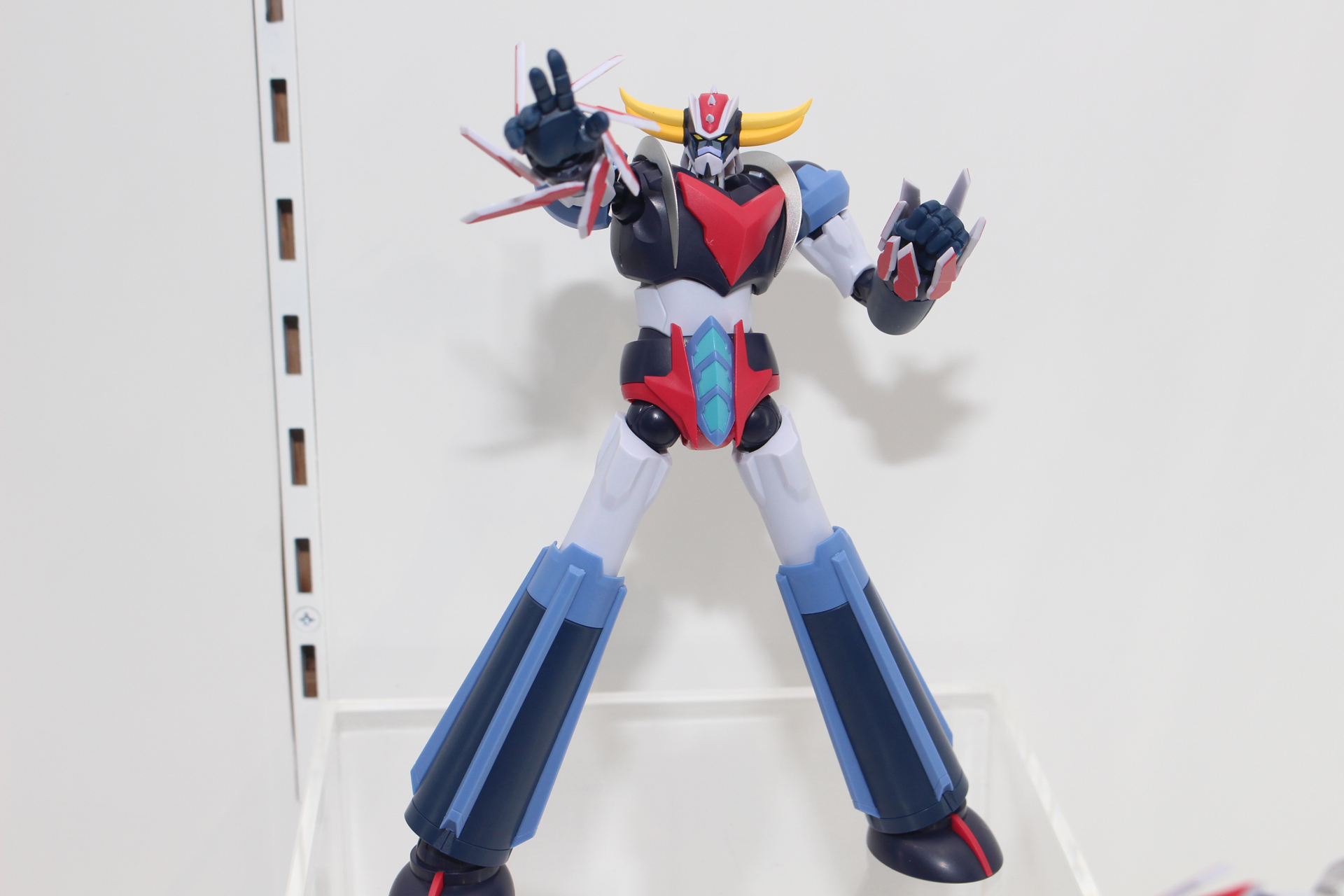 外連味あふれるポージングが楽しいアクションフィギュアとなることは間違いない