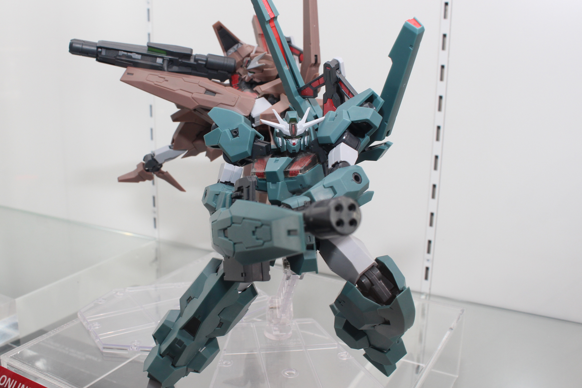 主な武装はビームペレット弾を高速連写するビームガトリングガン