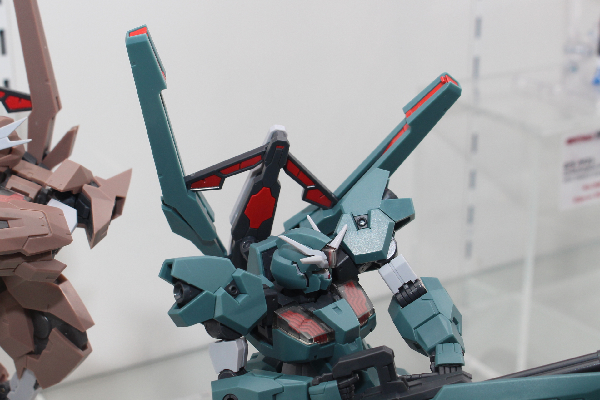 背中にはフェーズドアレイキャノンを装備