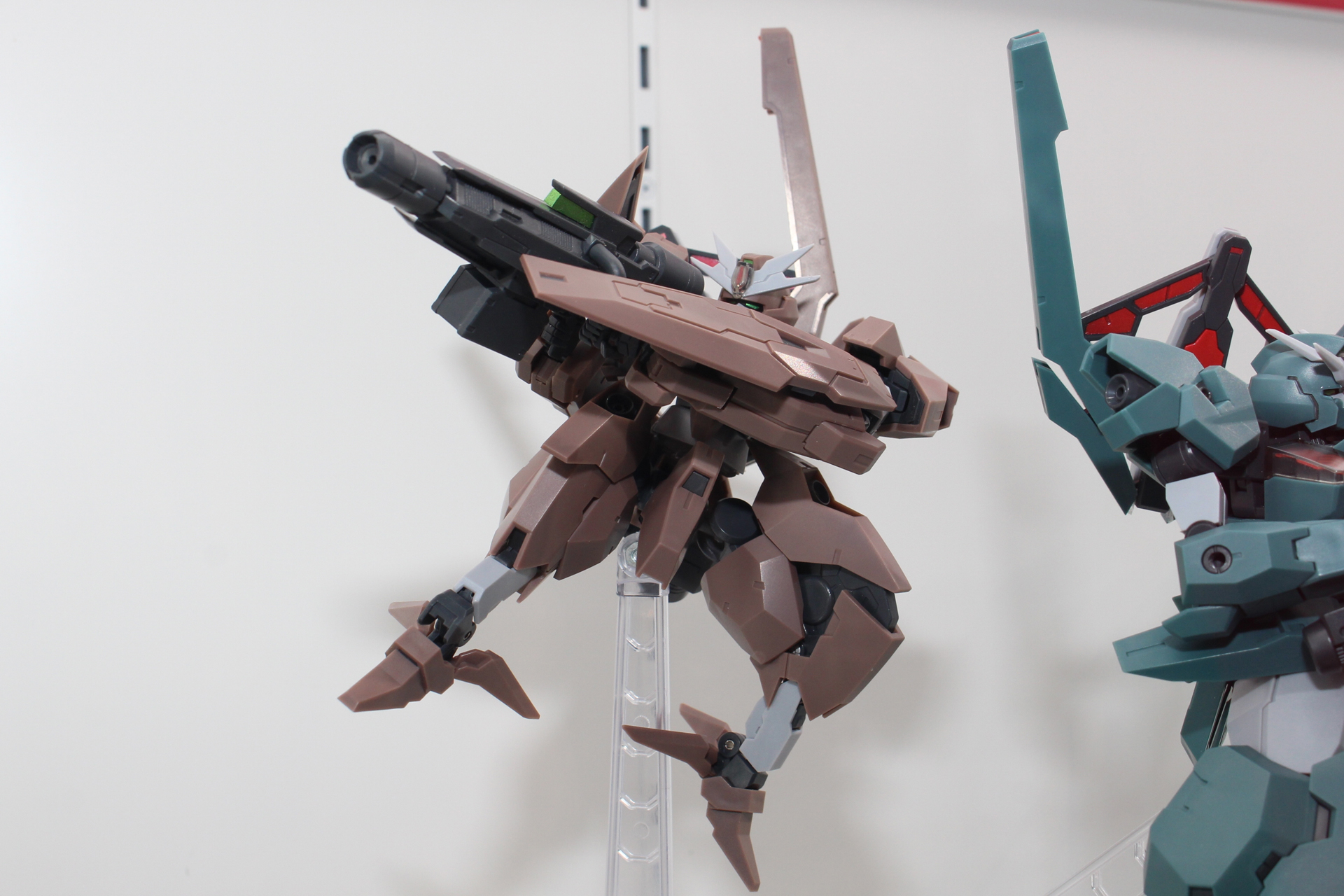 ルブリス・ウルとは兄弟機のガンダム・ルブリス・ソーン。色だけでなく細部のデザインも異なる