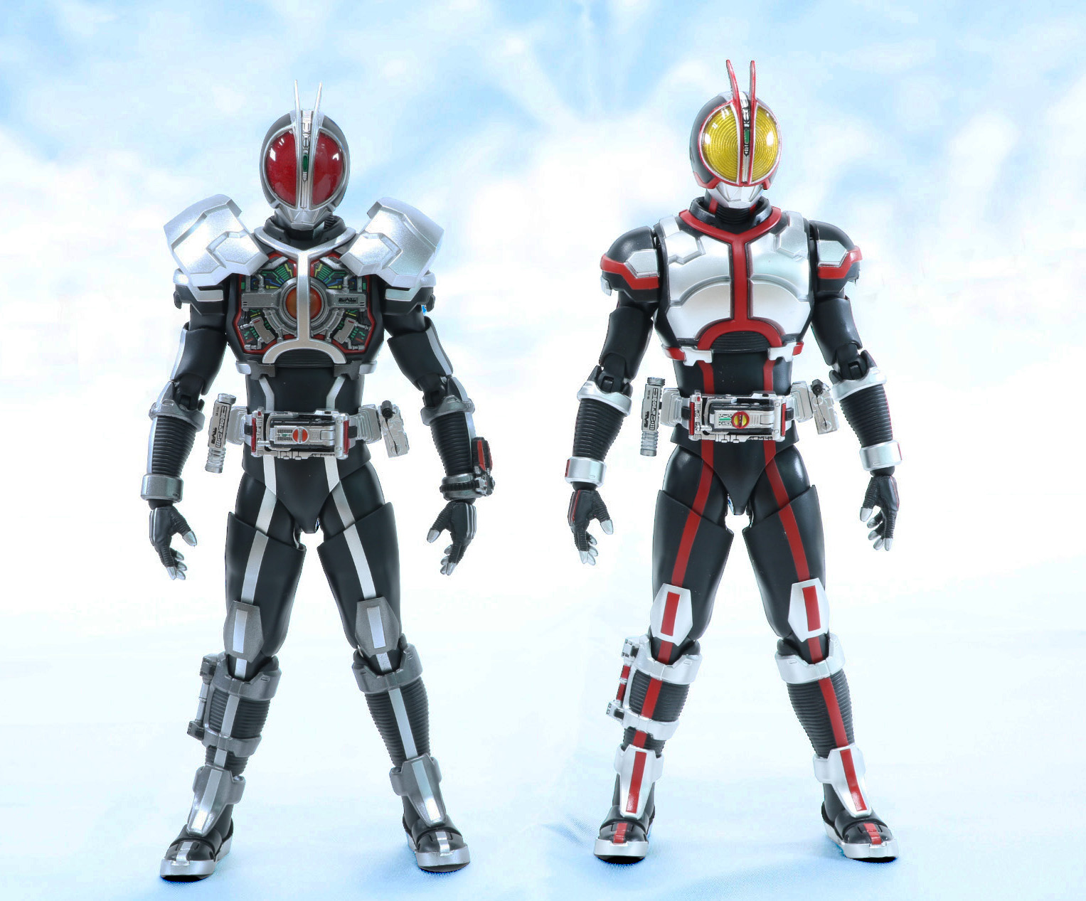「S.H.Figuarts（真骨彫製法） 仮面ライダーファイズ アクセルフォーム」（左）と「S.H.Figuarts（真骨彫製法） 仮面ライダーファイズ」（右）を比較