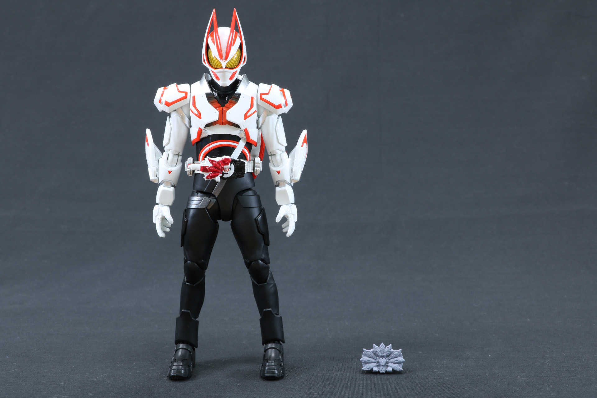 「S.H.Figuarts 仮面ライダーギーツ ブーストフォームマークIII」との大きさ比較