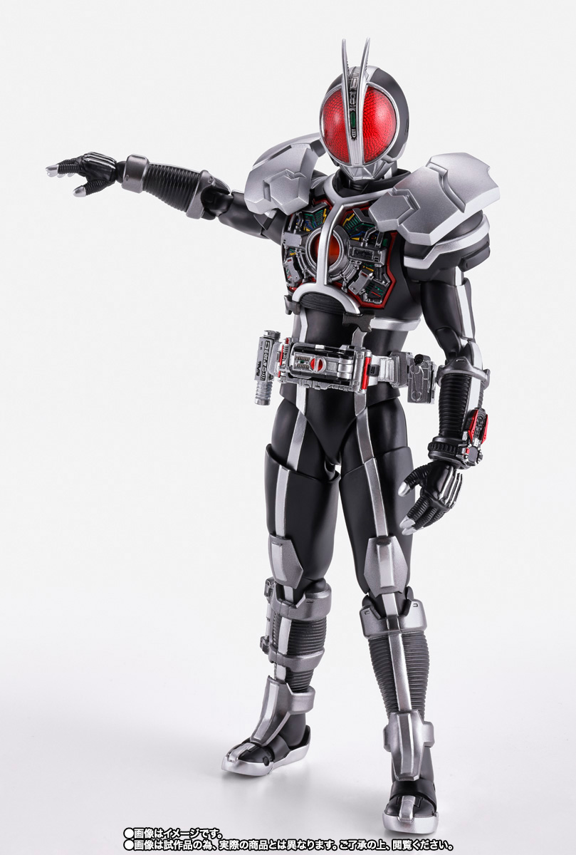 「S.H.Figuarts（真骨彫製法） 仮面ライダーファイズ アクセルフォーム」（左）、「S.H.Figuarts 仮面ライダーギーツ ブーストフォームマークIII」（右）