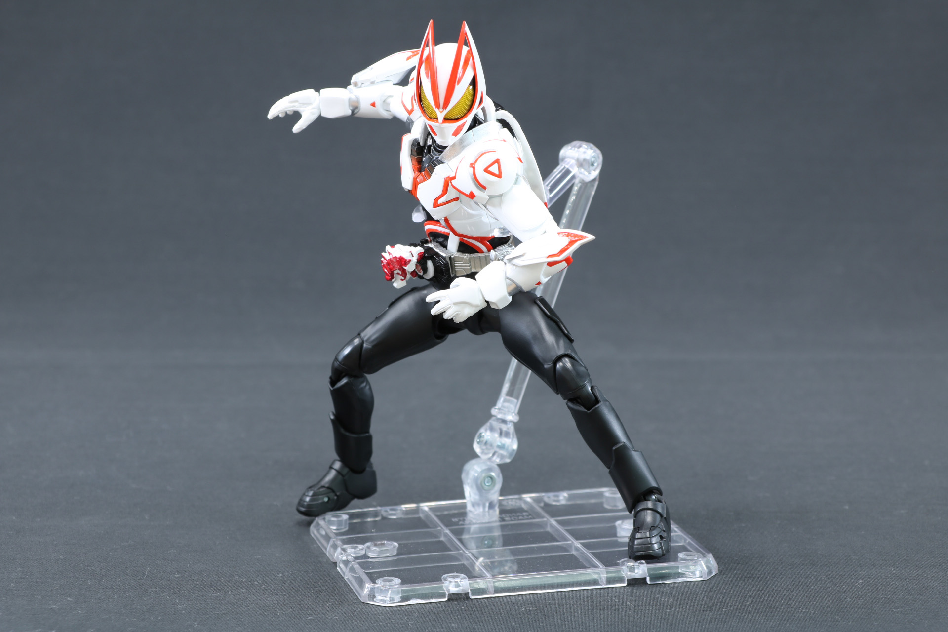 「S.H.Figuarts」シリーズならではの可動で力のこもったポーズも表現できる