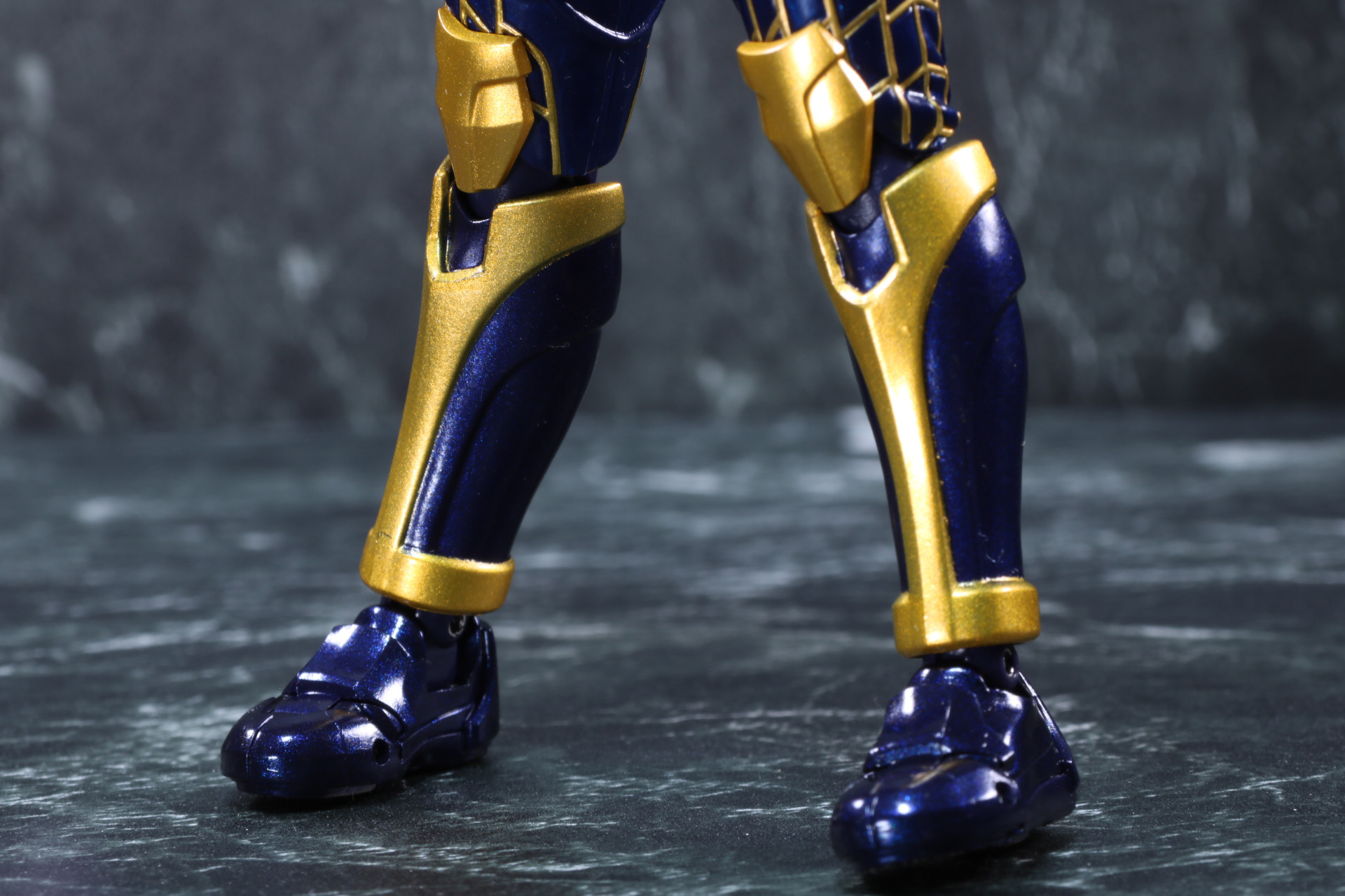 アーマーの裏面のシルバーや造形もしっかり施されている