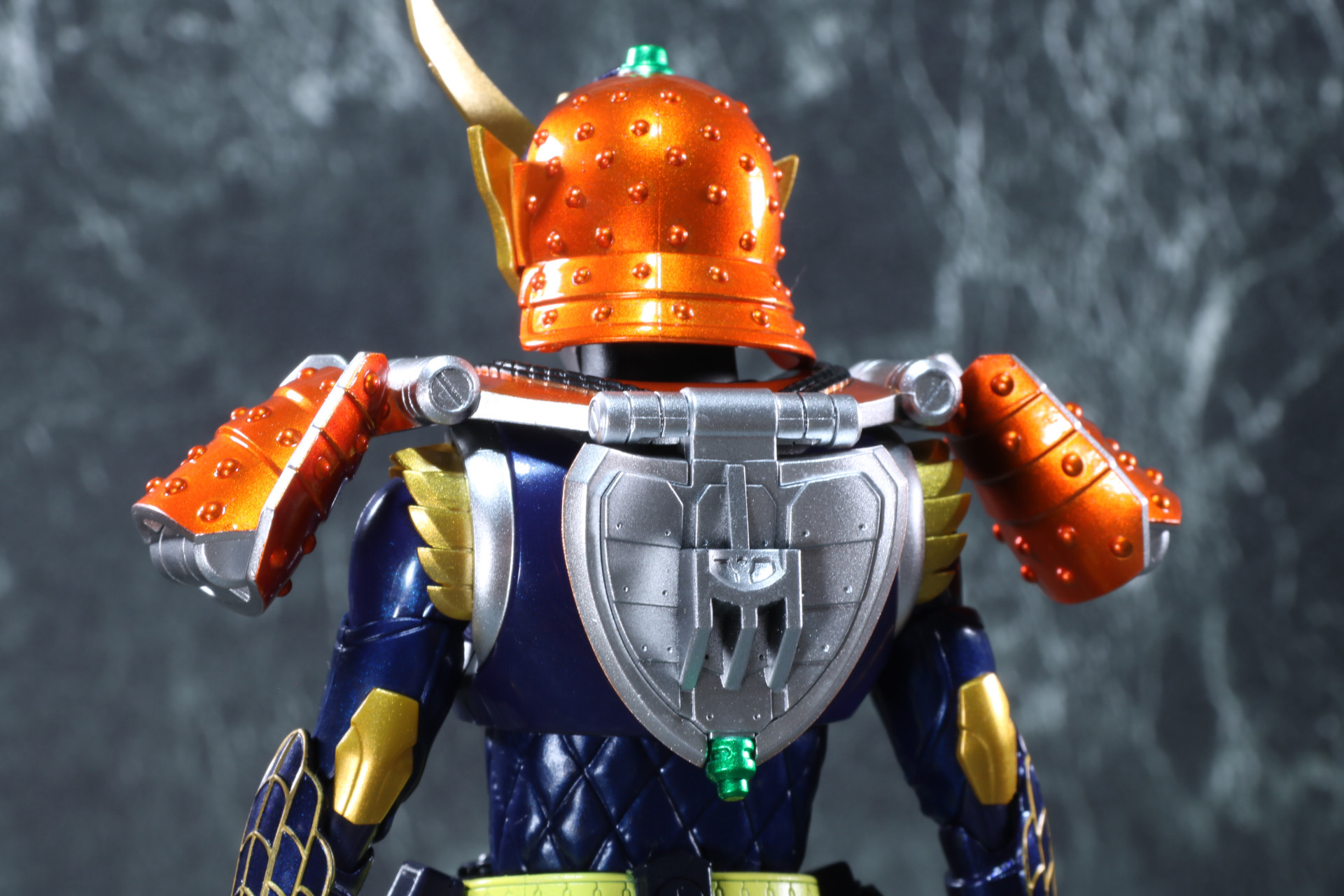 アーマーの裏面のシルバーや造形もしっかり施されている