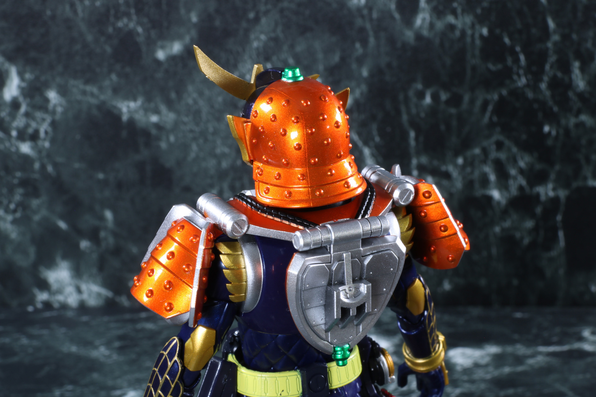 オレンジアームズのアーマーは可動ができ、幅広いアクション表現が可能