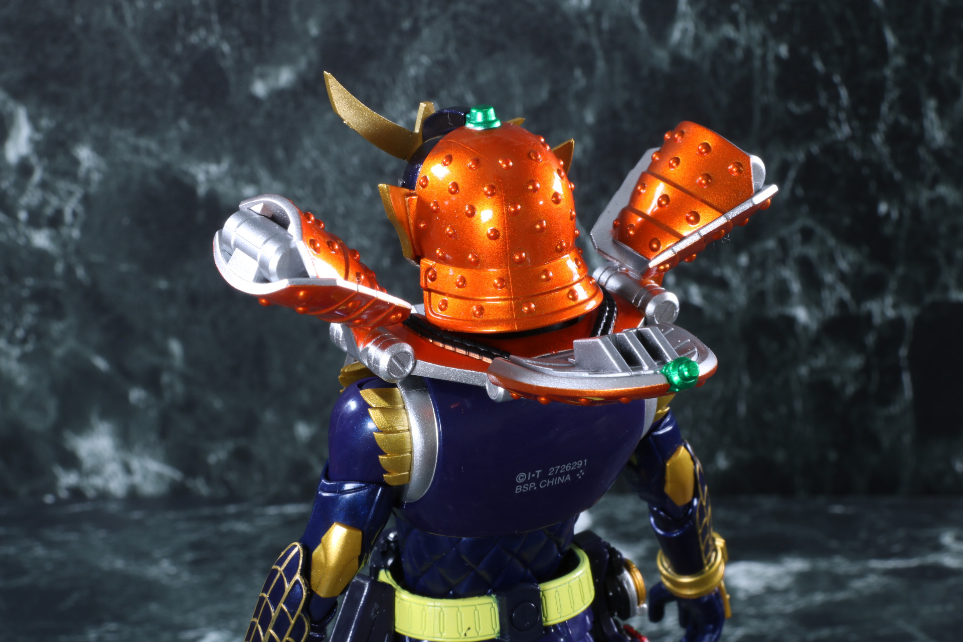 オレンジアームズのアーマーは可動ができ、幅広いアクション表現が可能