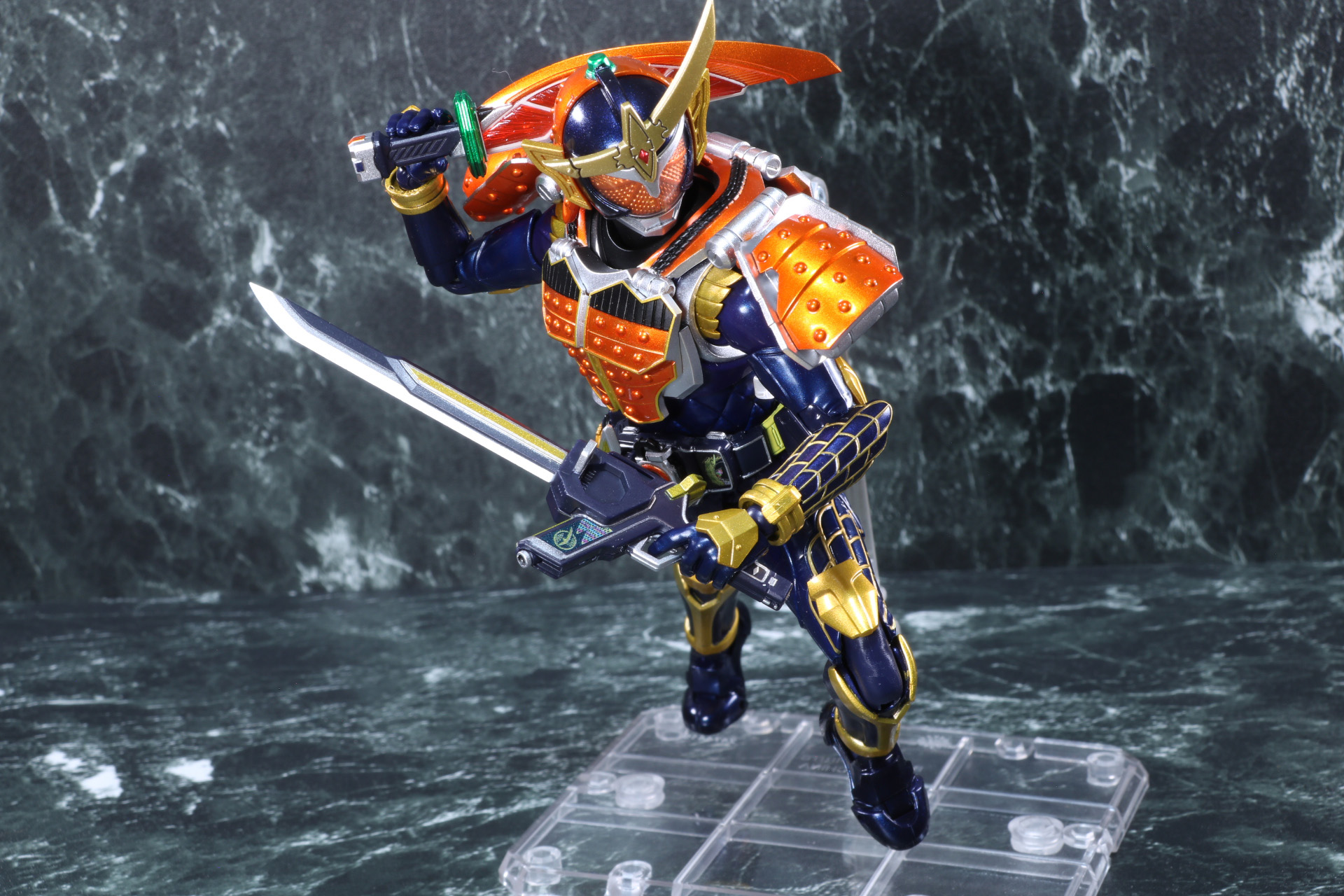 武器を手に相手に攻め込む