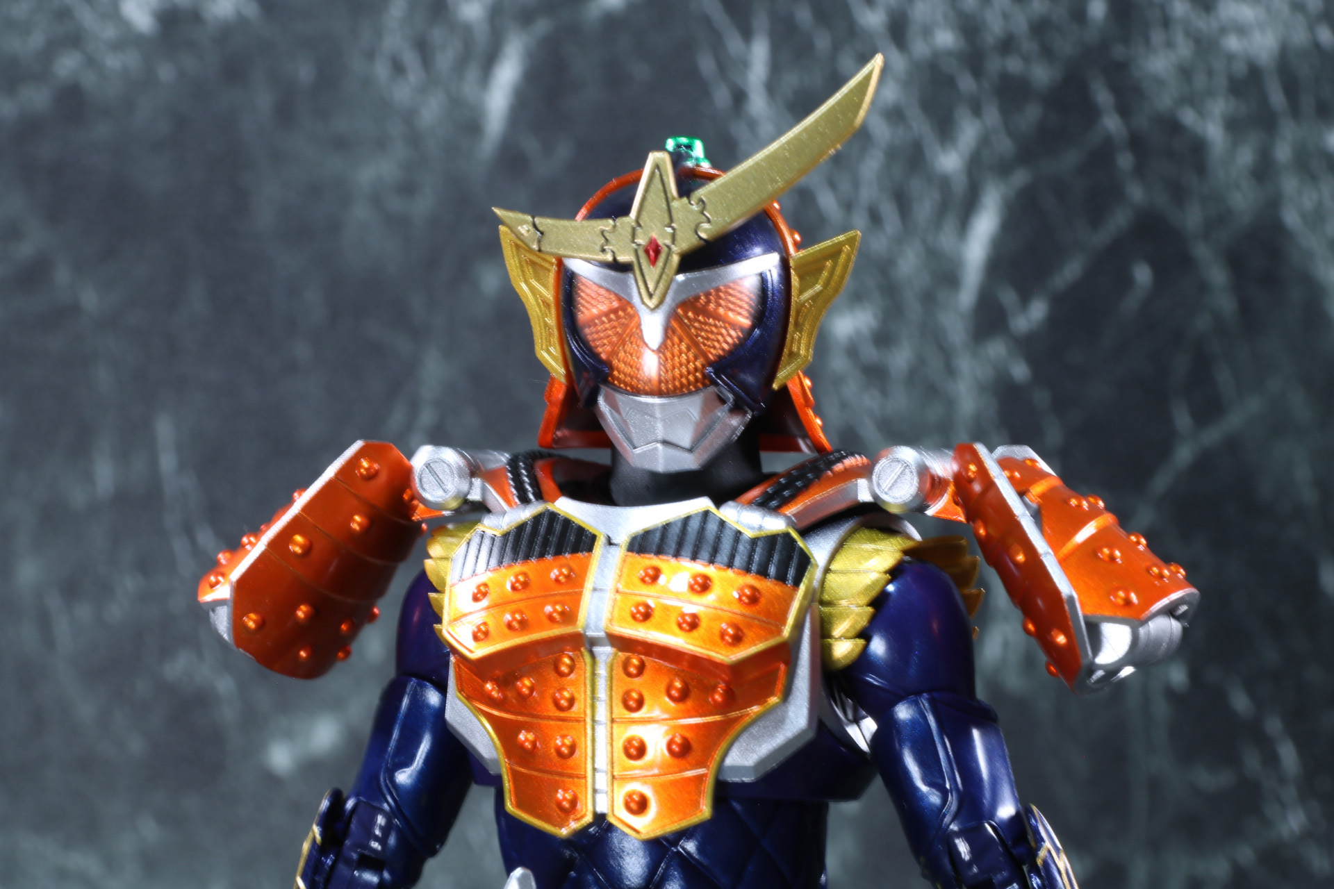 胸部はオレンジアームズのアーマーを纏い、メタリック塗装で重厚感ある仕上がり