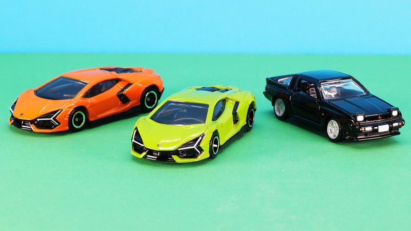 「No.107 ランボルギーニ レヴエルト」通常仕様（左：オレンジ）初回特別仕様（中央：グリーン）、「トミカプレミアム 13 三菱 スタリオン」通常仕様（右：ブラック）