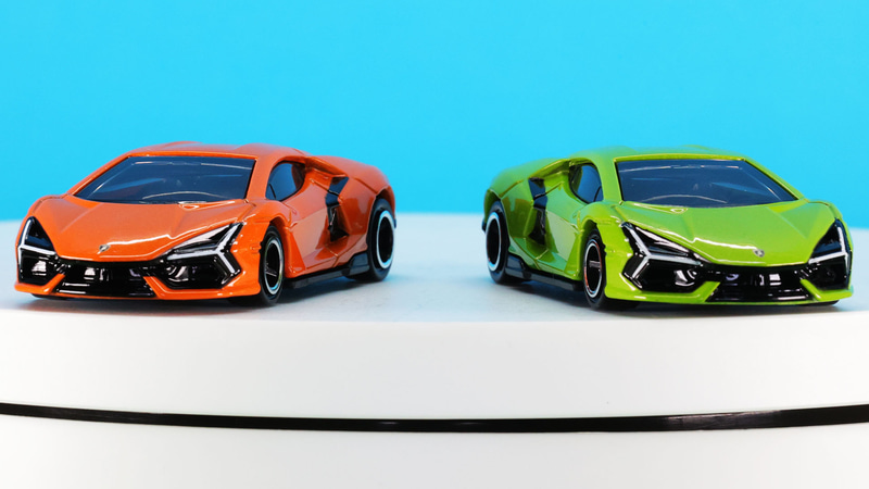 No.107 ランボルギーニ レヴエルト 通常仕様（左）／初回特別仕様（右）