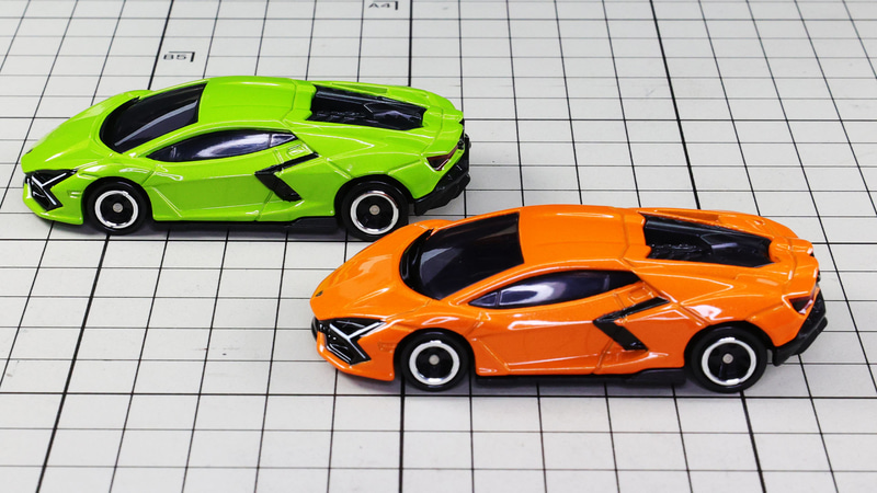 サイド：薄く、平べったいデザインがよくわかる