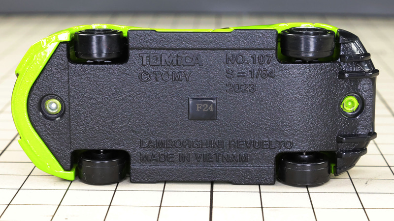 シャーシ：EVならではのフラットな下面を表現、右側の後端にあるディフューザーも再現