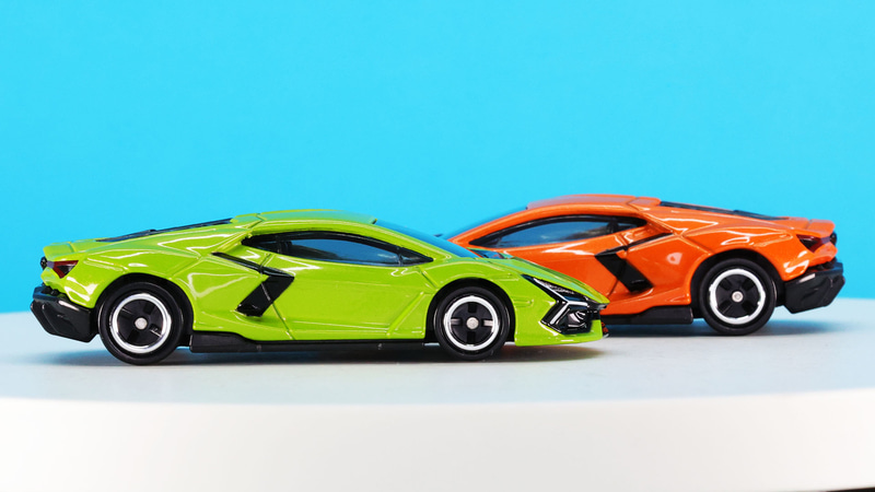 究極的に薄く、平べったい流れるようなボディシェイプをトミカで表現！