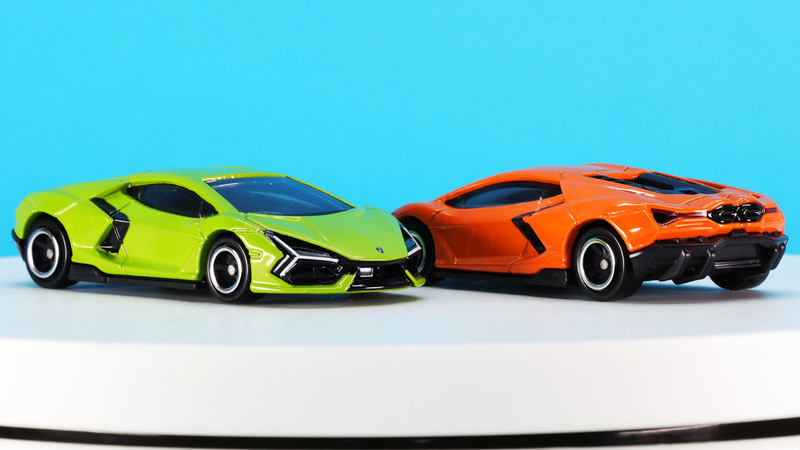 左右ドア後端にあるエアインテーク部はブラックの塗装で表現