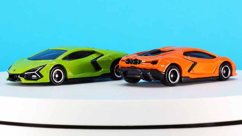 左右ドア後端にあるエアインテーク部はブラックの塗装で表現