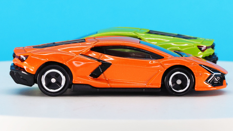 左右ドア後端にあるエアインテーク部はブラックの塗装で表現