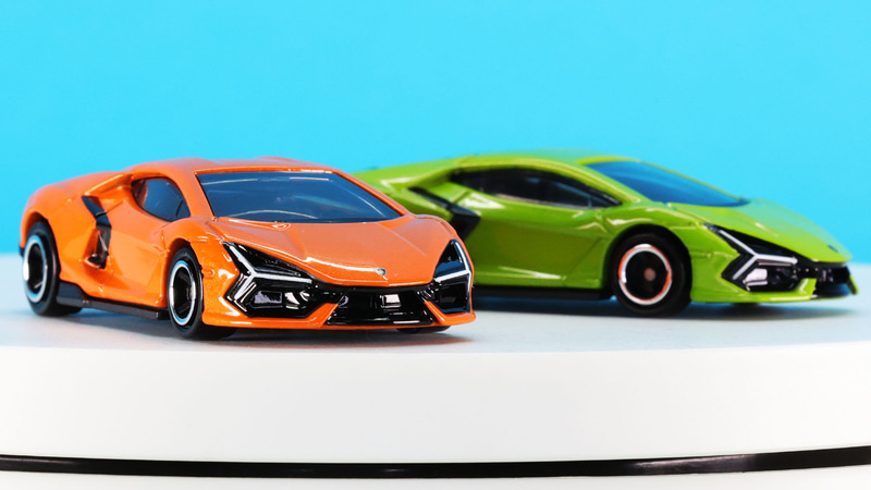 フロントのデイタイムライトは最大の大きさで“Y”の字を描き、トミカでは塗装で表現