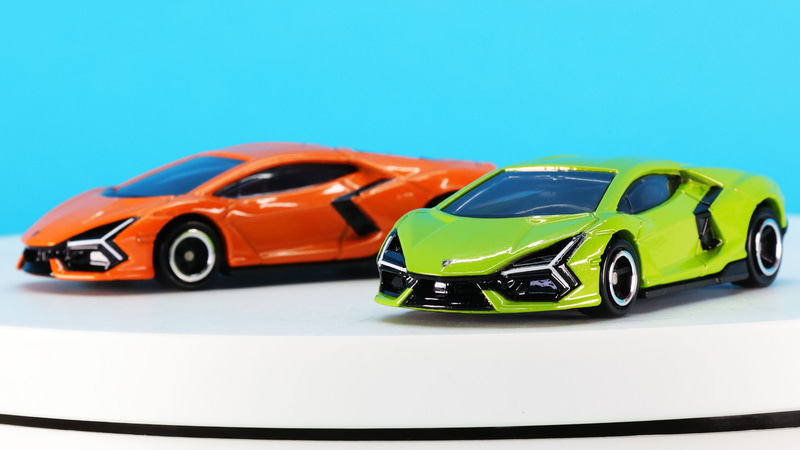 リアエンドにはエキゾーストパイプが中央に揃えられ、伝統的なデザインの中に収まります