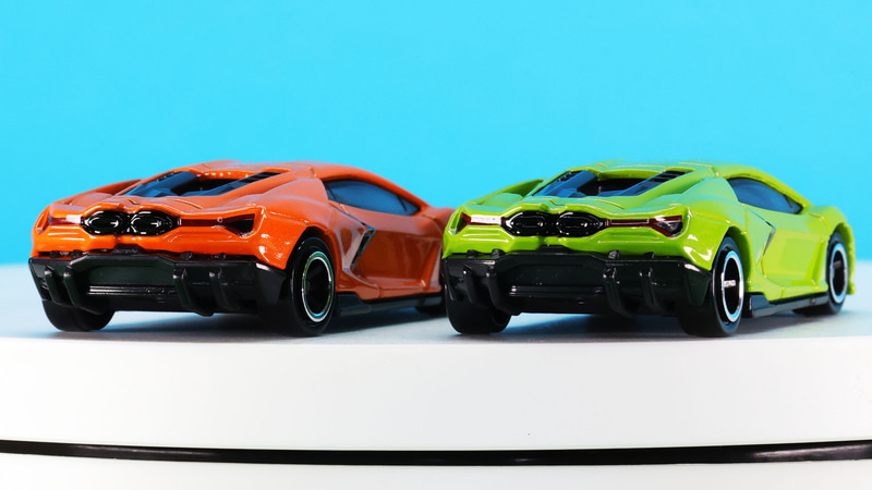 リア左右のコンビランプも細かい塗装で表現されています