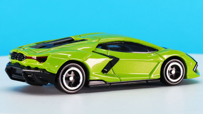 ルーフからなだらかに流れていくリアのエンジンフードが美しい