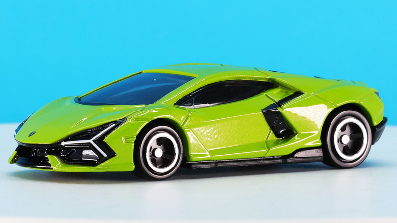 フロントの低いノーズからのボンネットラインも一直線にルーフへとたどり着きます