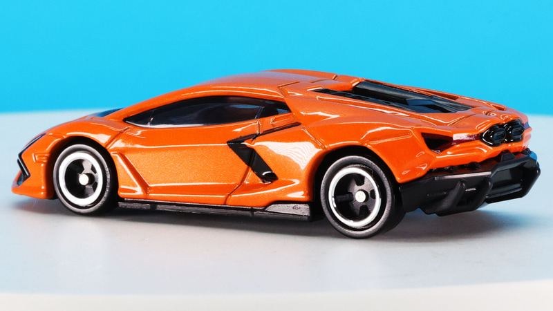 ルーフからエンジンカバーへと続く空力考慮された形状が見えます