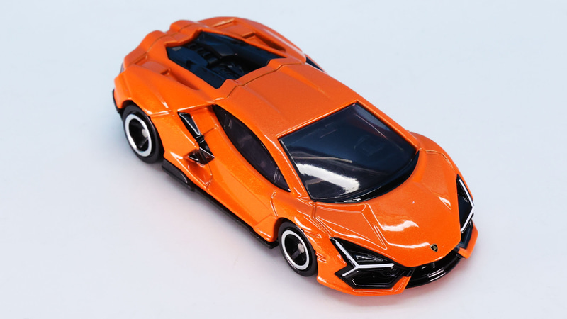 そのルーフも大きなフィンのような形状となっています