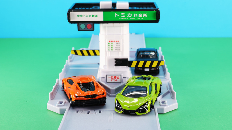 料金所になだれ込むレヴエルト！何度も往復しているようです