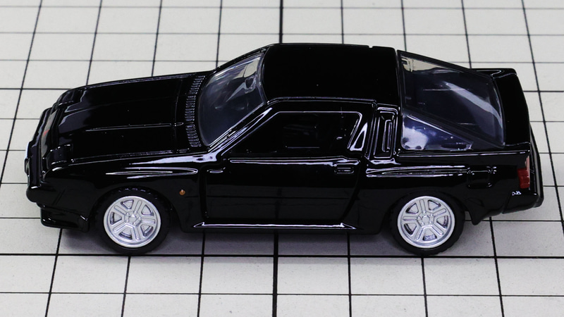 サイド：ワイドフェンダー、Bピラーのエアアウトレット、リアの周囲を囲うスポイラーが迫力！