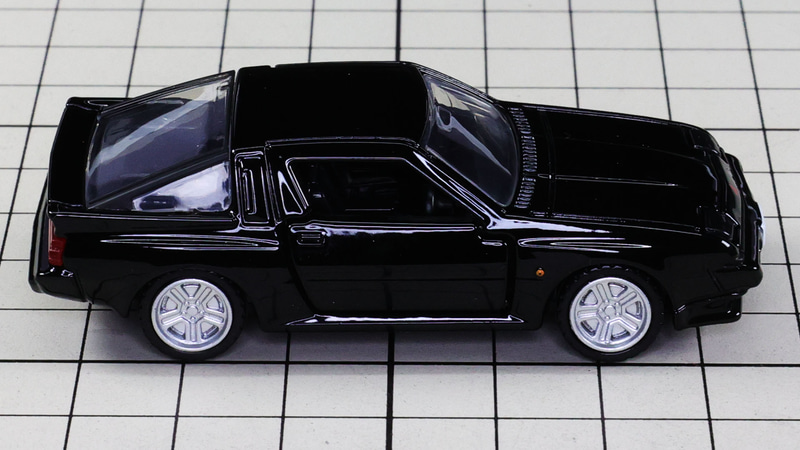 リア：大きくとられたリアウインドウが特徴的で2本出しのマフラーが渋い！