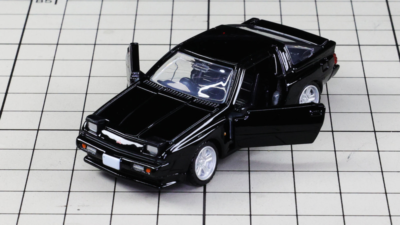 アクション：左右ドア開閉／リトラクタブルライト展開・収納