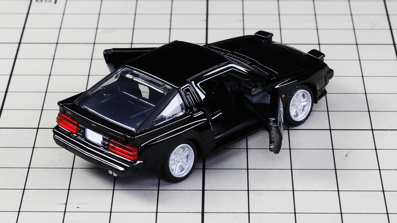 シャーシ：大トルクを支えるギアボックスとアーム類がモールドされています