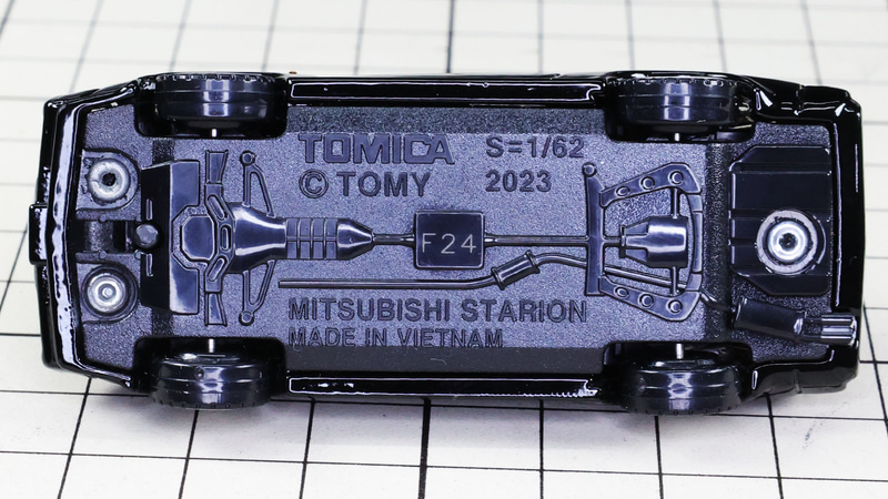 シャーシ：大トルクを支えるギアボックスとアーム類がモールドされています