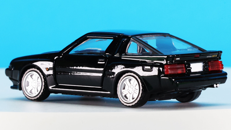 大きなリアウインドウとクリアーパーツのリアコンビランプの造形が楽しい！