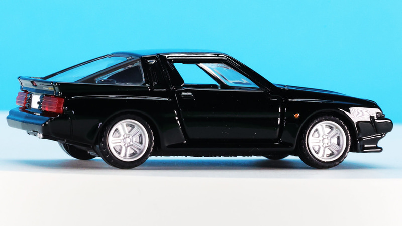 光が当たって浮かび上がるワイドフェンダー！