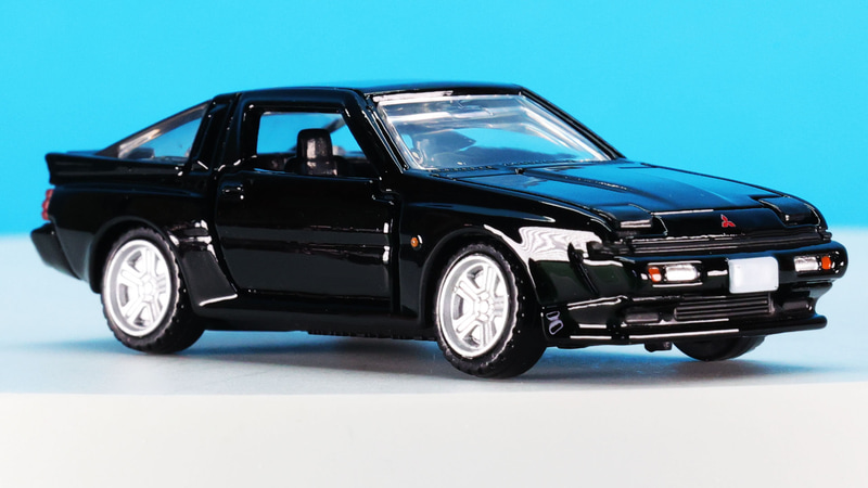 フロントには三菱自動車の“スリーダイヤ”の赤いロゴをプリント