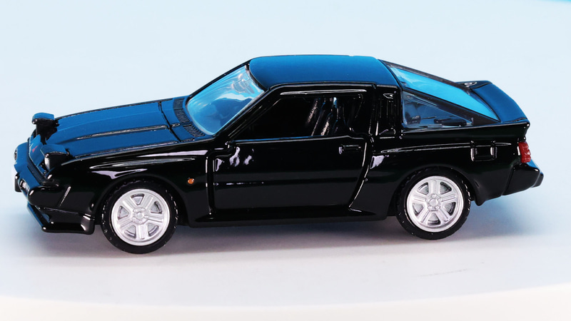 大迫力の前後のブリスターフェンダーがクルマの魅力を引き出します