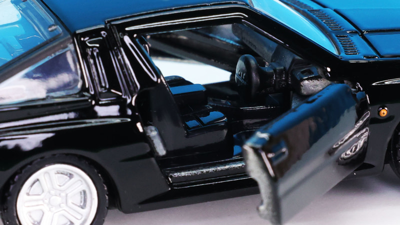 左右ドア開閉アクションで見えてくる車内もリアル！