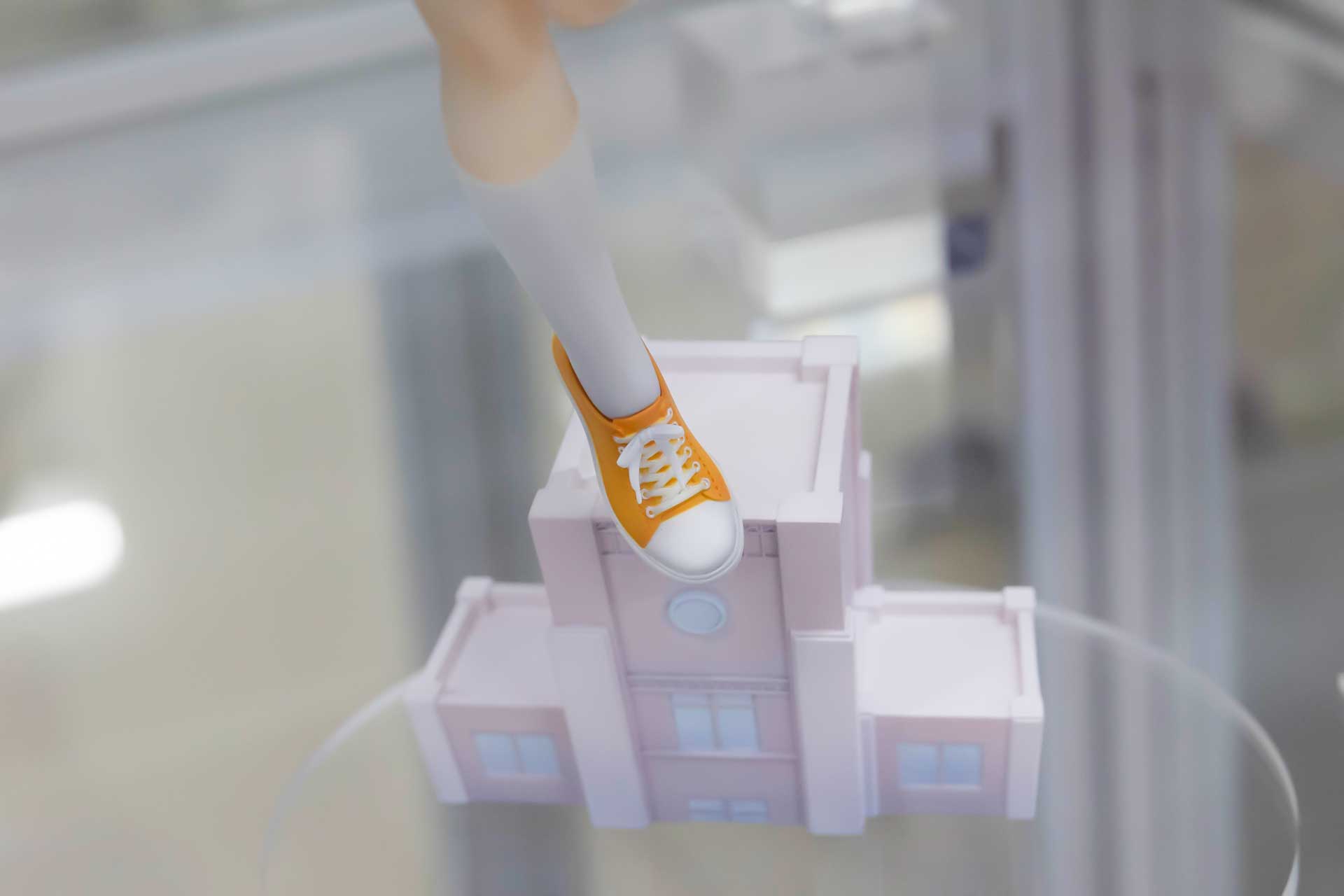 足元の台座部分は、友引高校をモチーフにしたものになっている